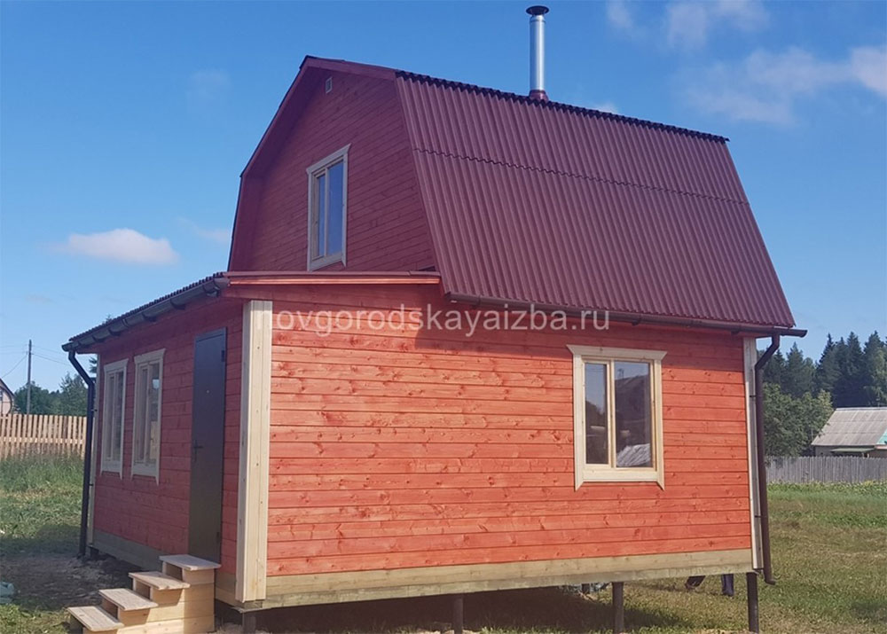 Двухэтажные бани из бруса с ломаной кровлей и закрытой верандой